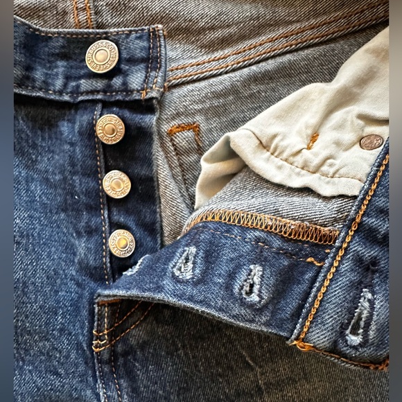 Levi’s button fly 501 jeans, size 25, medium wash, 99% cotton, 1% elastane. - Picture 11 of 13